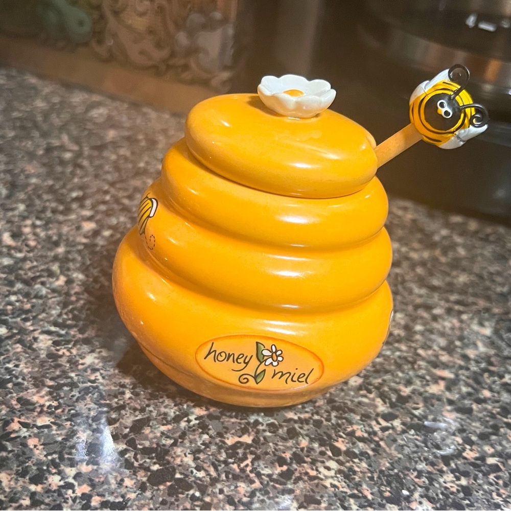 Darling Ceramic Honey Pot with decorated wooden Dipper